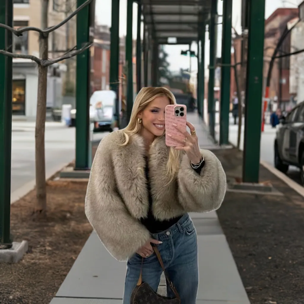 Iconic Street Fashion Week Luxury Brand Gardient Cropped Faux Fur Coat Women Winter 2024 Hot Cool Girls Fluffy Short Fur Jacket